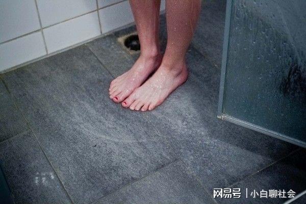 浴室偷拍好多美女洗澡_偷拍浴室美女换衣洗澡视频_美女在浴室洗澡的视频