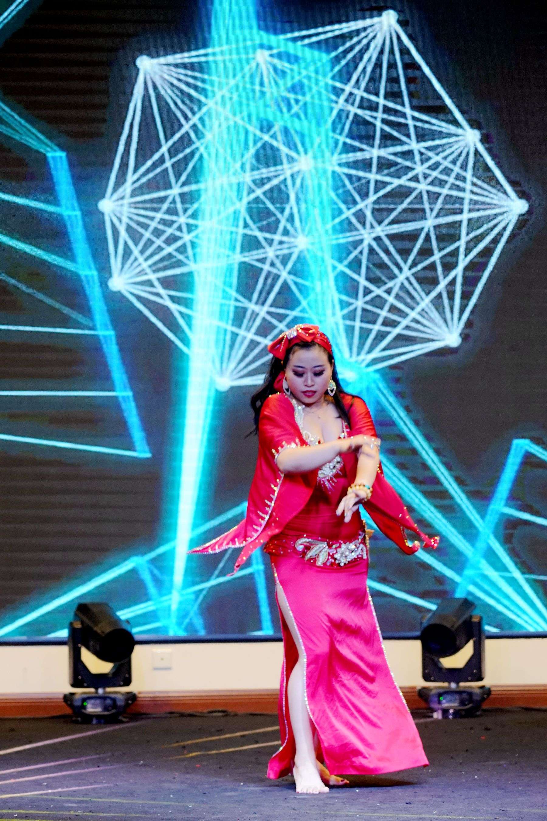超短裙美女热舞：完美身材，舞技无敌！