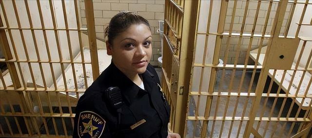 美女囚犯与狱警78439游戏_囚犯狱警实验_狱警犯人游戏