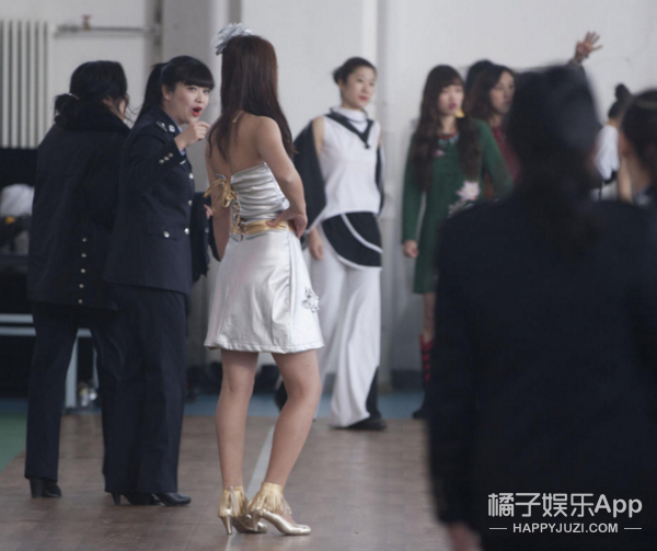 狱警犯人游戏_美女囚犯与狱警78439游戏_囚犯狱警实验