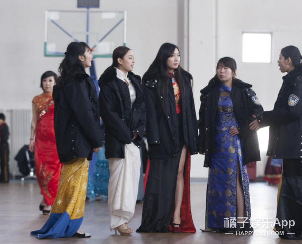 美女囚犯与狱警78439游戏_囚犯狱警实验_狱警犯人游戏