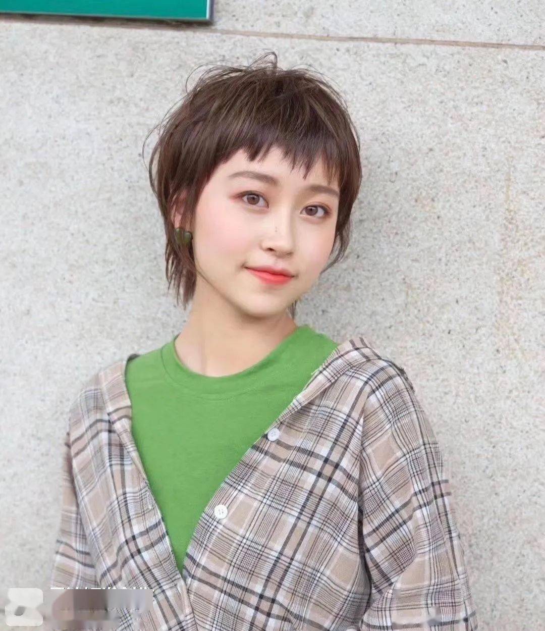短发冬季穿搭衣服好看图片_短发冬季发型图片_冬季短发发型