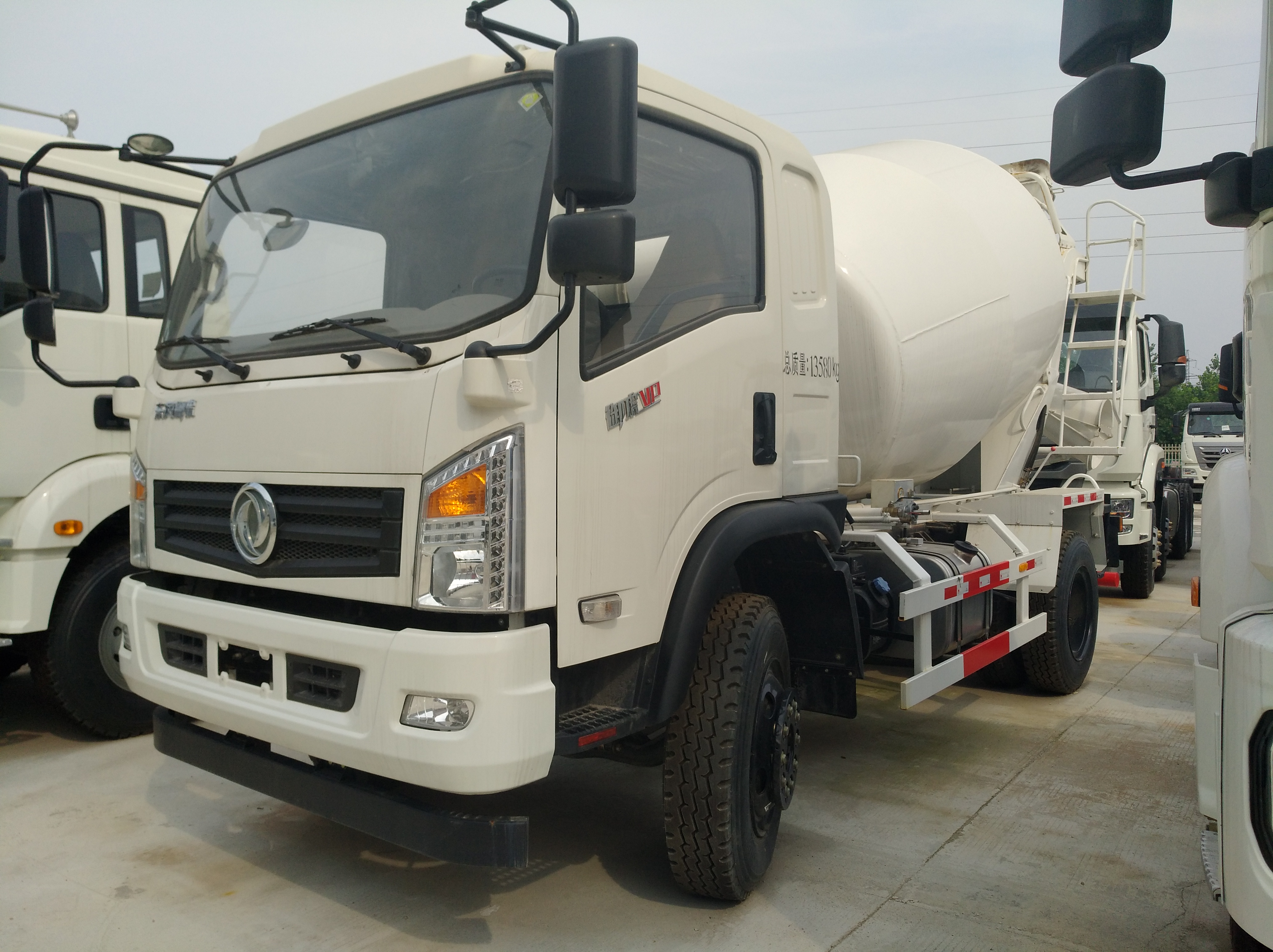 12立方二手搅拌罐车：独特实用，驾驶轻松