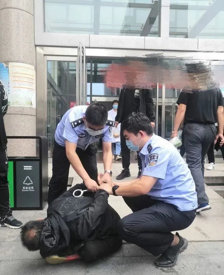 警察机器人怎么画_警察机器人电影_机器警察