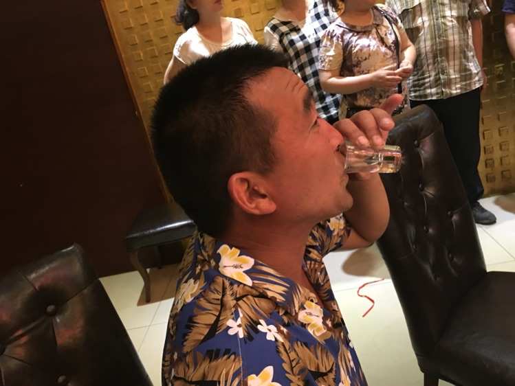 视频喝酒有什么游戏玩_喝酒手机游戏多人互动视频_视频喝酒玩法