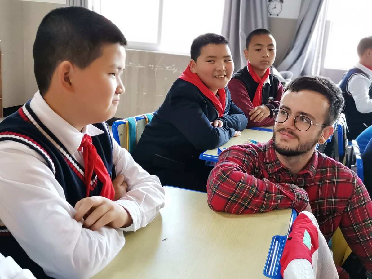 视频男孩玩手机游戏_小孩玩手机游戏的视频_男孩玩手机的游戏视频