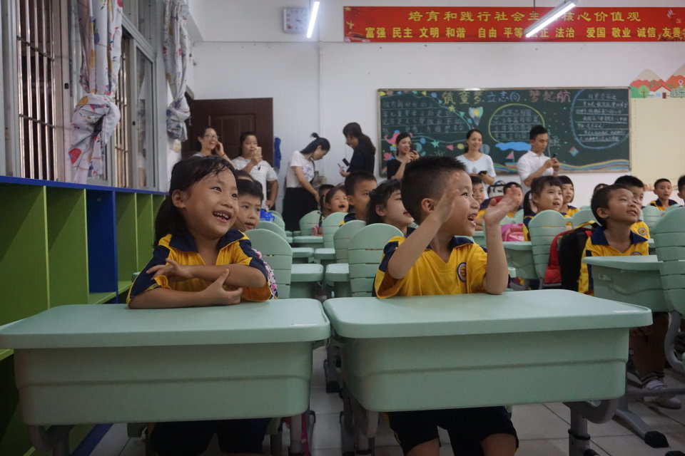 视频男孩玩手机游戏_小孩玩手机游戏的视频_男孩玩手机的游戏视频