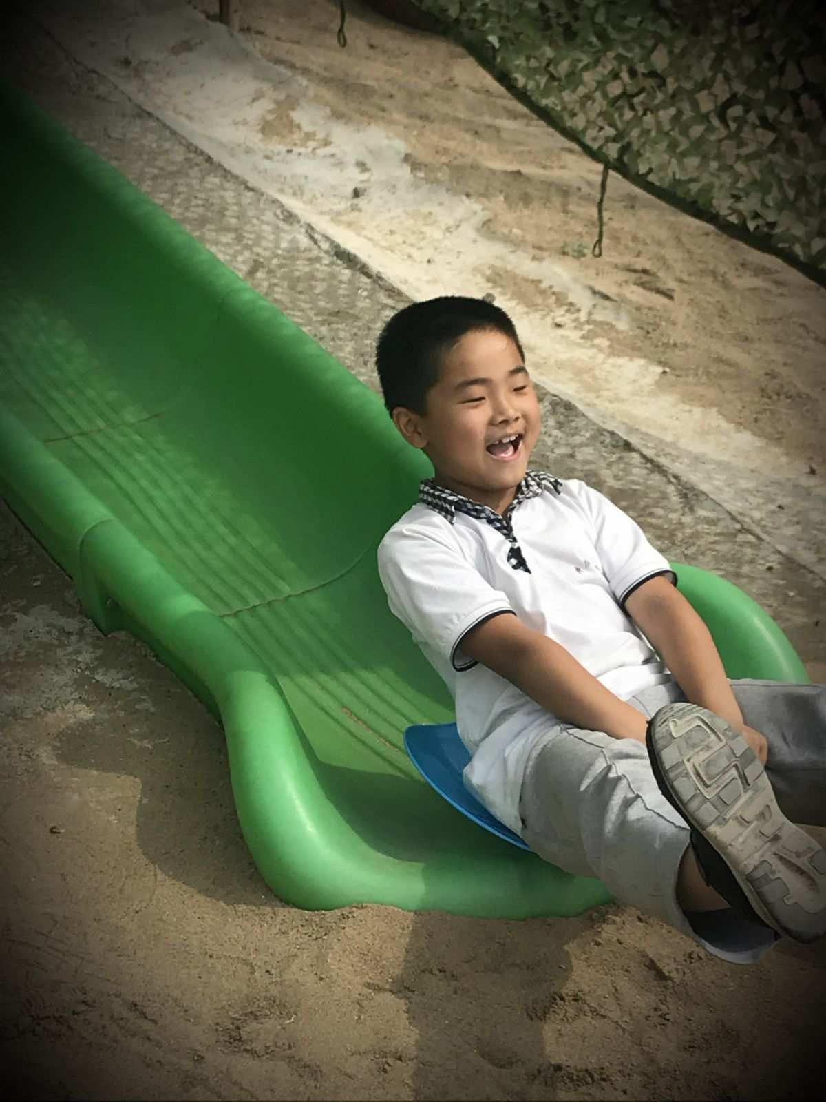 小孩玩手机游戏的视频_视频男孩玩手机游戏_男孩玩手机的游戏视频