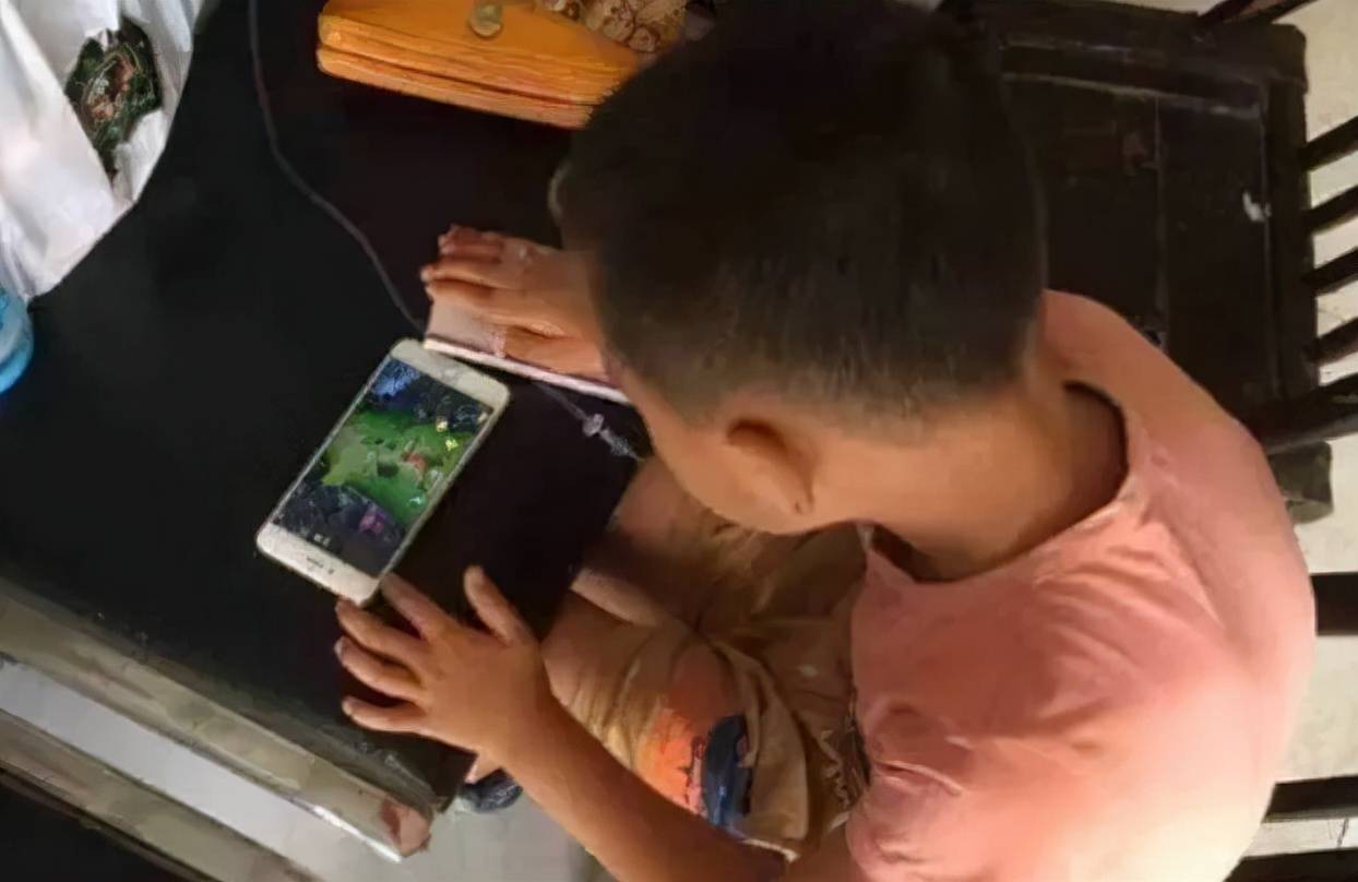 教玩手机游戏孩子学什么好_孩子玩手机游戏怎么教育才好_孩子玩手机游戏怎么教