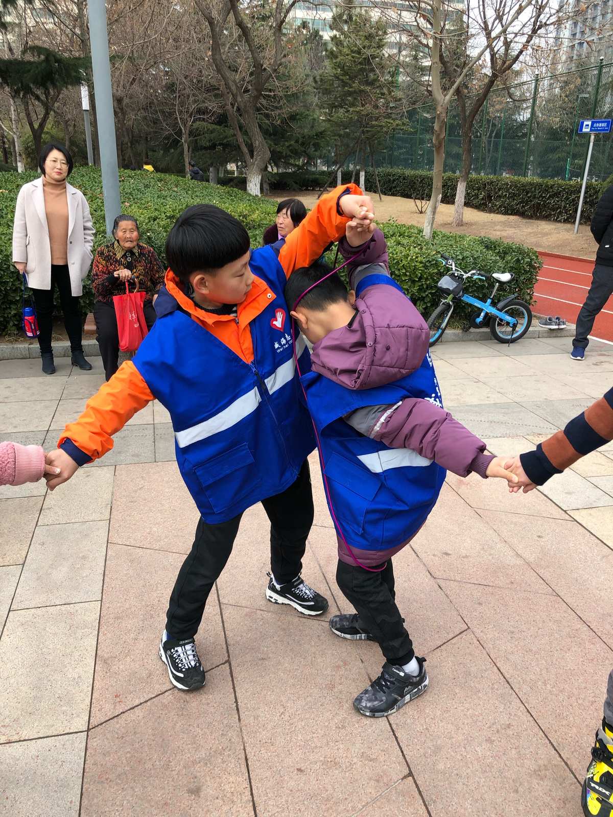 适合集体玩得有气氛的游戏_集体活跃气氛的70个小游戏_集体气氛手机游戏