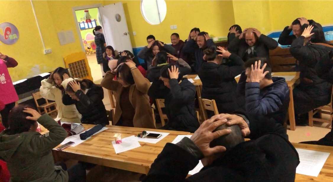 集体气氛手机游戏_适合集体玩得有气氛的游戏_集体活跃气氛的70个小游戏