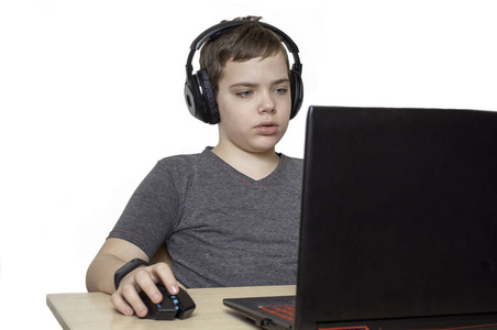 男孩带耳机玩手机游戏图片_耳机男孩图片动漫头像_耳机男孩头像