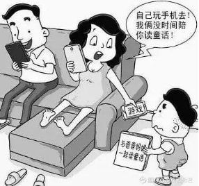 拿手机打游戏_手机在打游戏_两岁就在手机上打游戏了