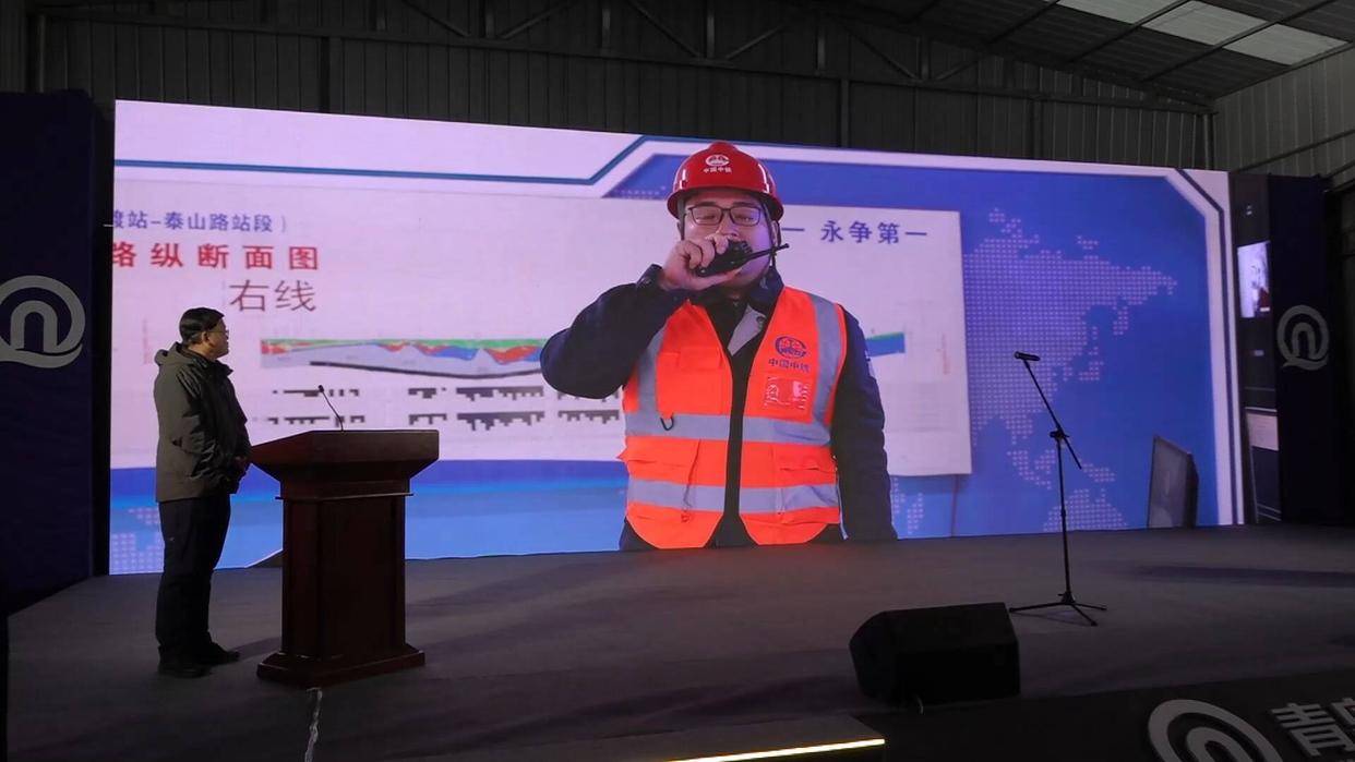 玩手机感觉脖子特别酸_拿手机怎么玩游戏脖子不酸_脖子酸拿玩手机游戏会好吗