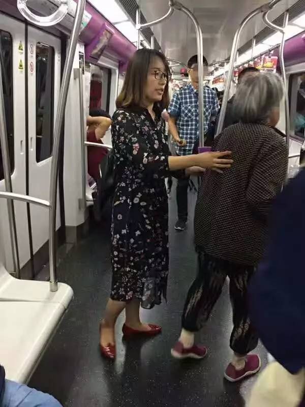 地铁老人看手机_地铁老人手机看到什么了_老人地铁看手机图