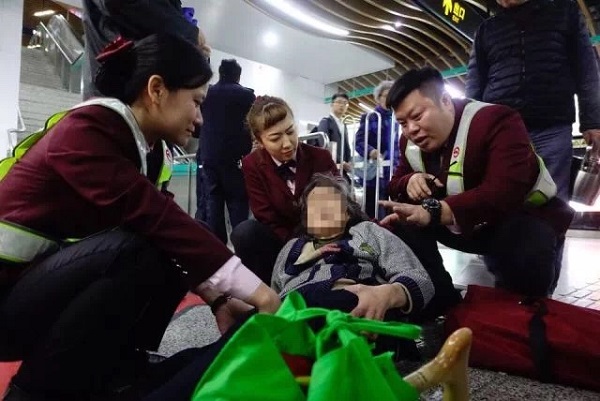 老人地铁看手机图_地铁老人看手机_地铁老人手机看到什么了