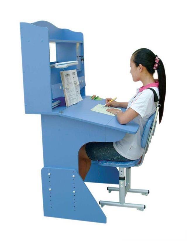 孩子玩手机有点驼背_孩子驼背玩手机游戏_打游戏驼背会怎样