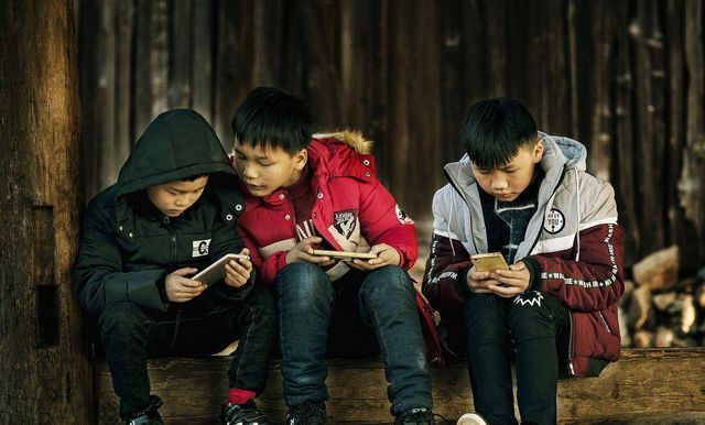 修手机游戏孩子能玩吗_手机游戏毁了孩子_孩子修手机游戏