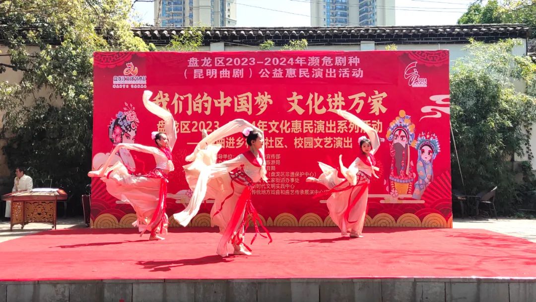 探秘黑铁手机游戏世界：沉浸式背景与多元玩法尽显魅力