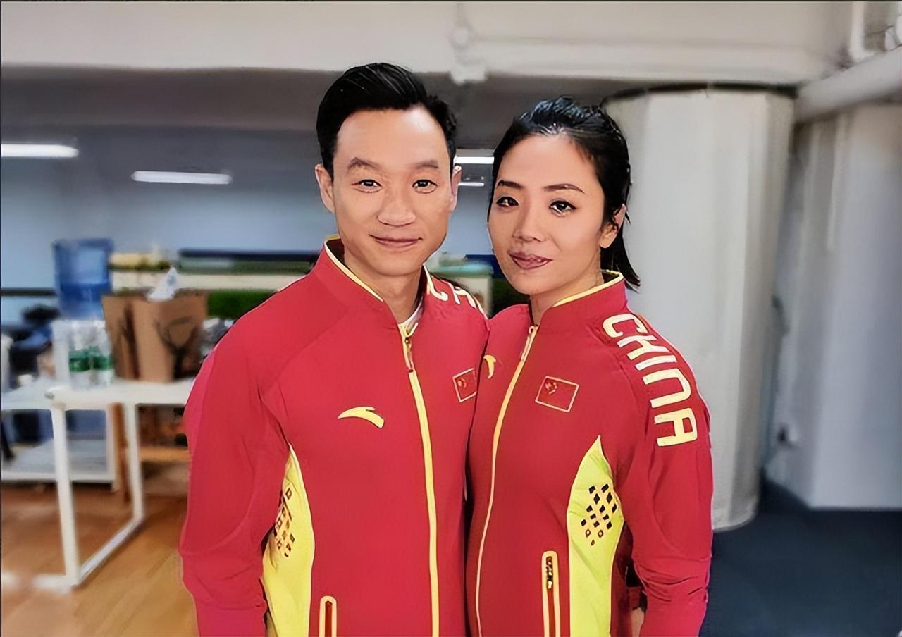 小孩打游戏砸手机视频_男孩玩游戏摔手机视频_玩手机摔跤视频