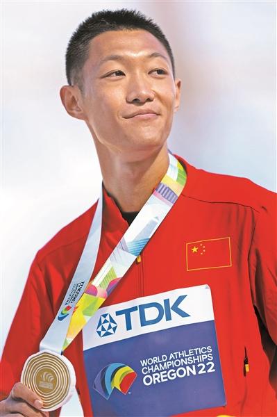 小孩打游戏砸手机视频_男孩玩游戏摔手机视频_玩手机摔跤视频