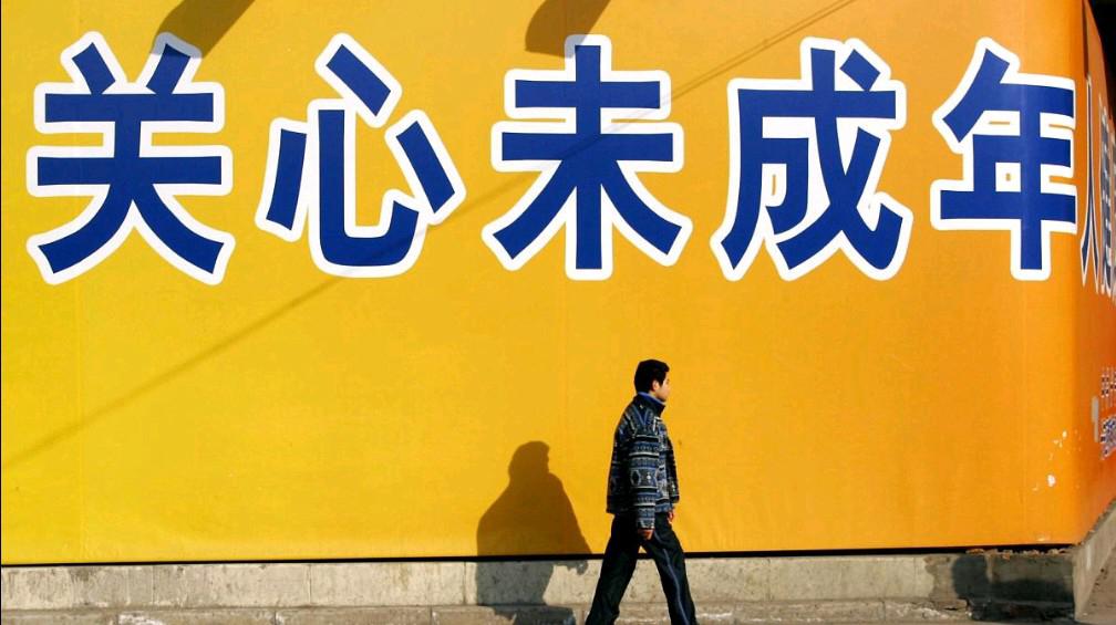 男孩偷拿手机玩游戏视频-孩子偷拿同学手机玩游戏，家长该如何教