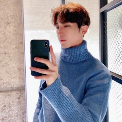 头像男生拿打手机游戏图片_男生头像打游戏的动作_男生拿手机打游戏头像