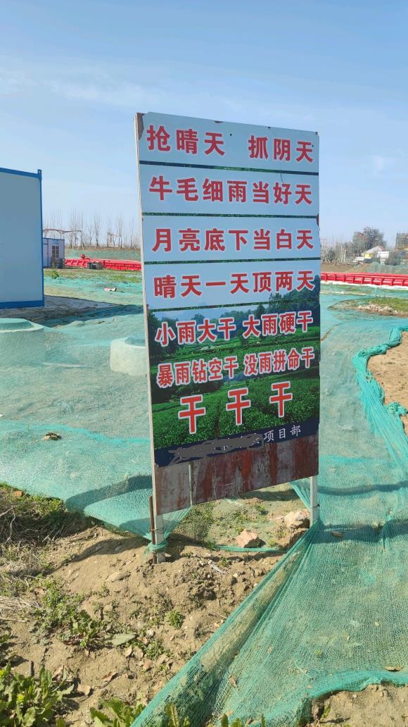 农民工玩手机游戏图片_农民工图片大全大图微信_农民工照片