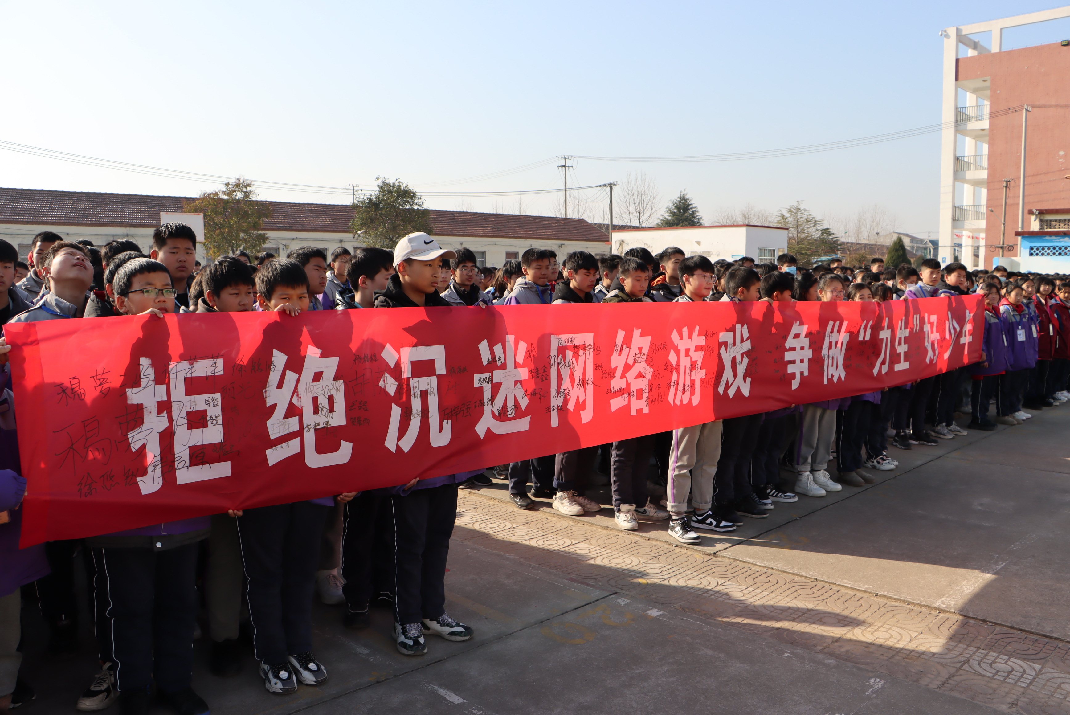广州13岁少年玩手机游戏-13 岁广州少年沉迷游戏，未来该何