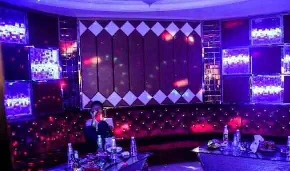 小孩半夜偷玩手机游戏_男童3天3夜玩手机游戏_熊孩子玩手机游戏